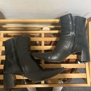 Claire Rose Flattered black pointy toe ankle size 8